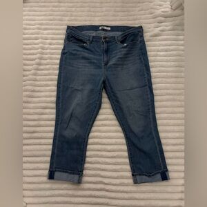 Signature by Levi Strauss Women's Mid Rise Capri Blue Jeans